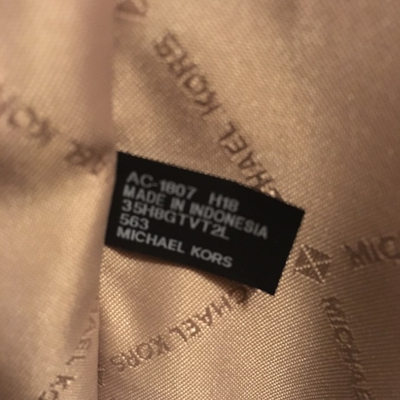 On Sale!!๐๐Michael Kors Medium tote๐๐ - Picture 8 of 8